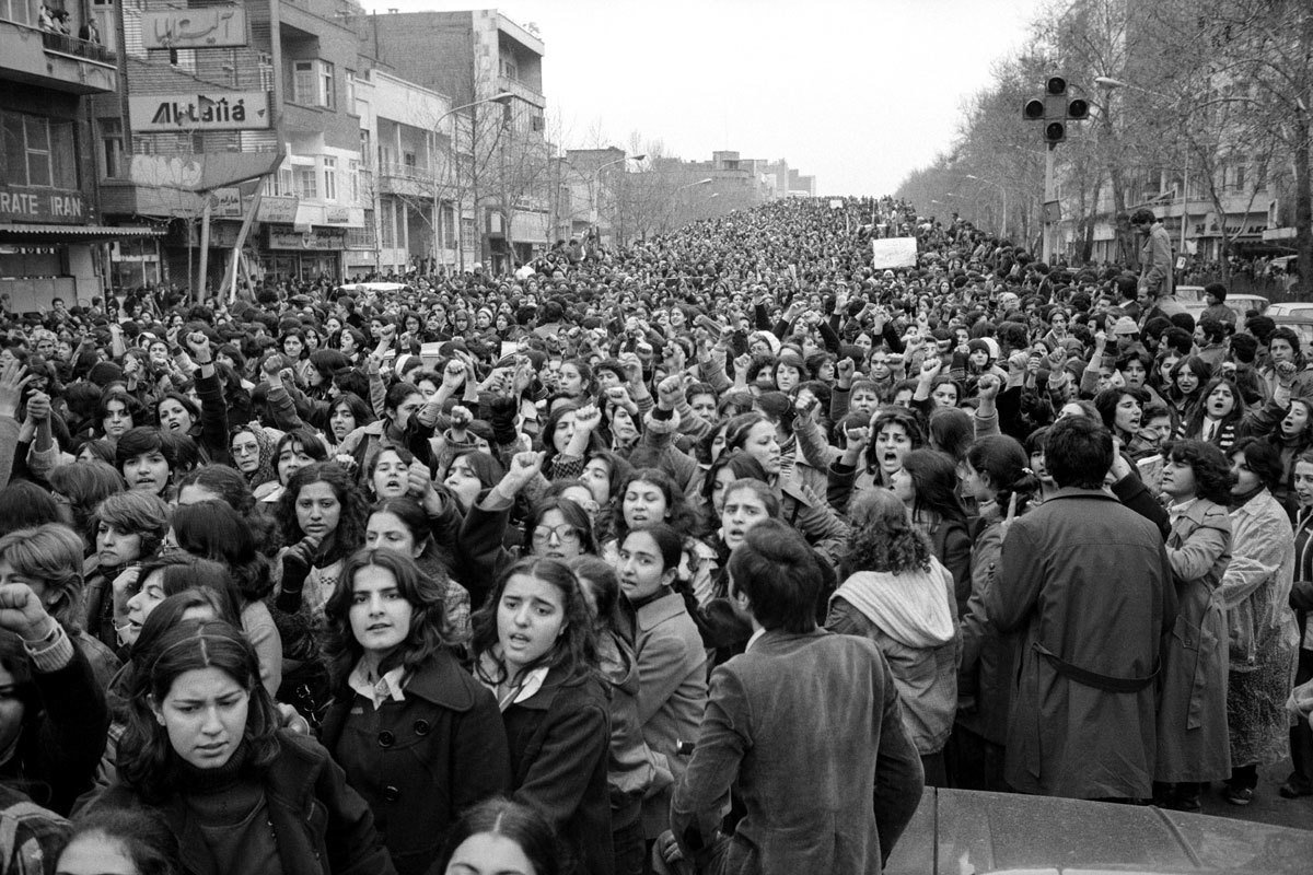 ThatsHistory's tweet photo. Women protesting forced Hijab days after the revolution, Iran, 1979. Photograph by Hengameh Golestan. https://t.co/bjoAkHcKY9