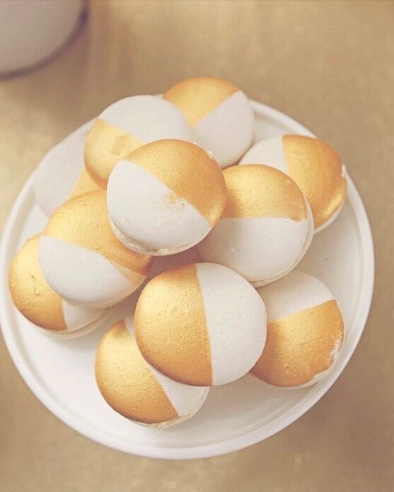 Marvelous #macarons! Why gold and white? Why not! #Delicious. Photo: <a href="/CulyNL/">CulyNL</a> | #Macaron #Food #YUM #Inspo #Inspiration