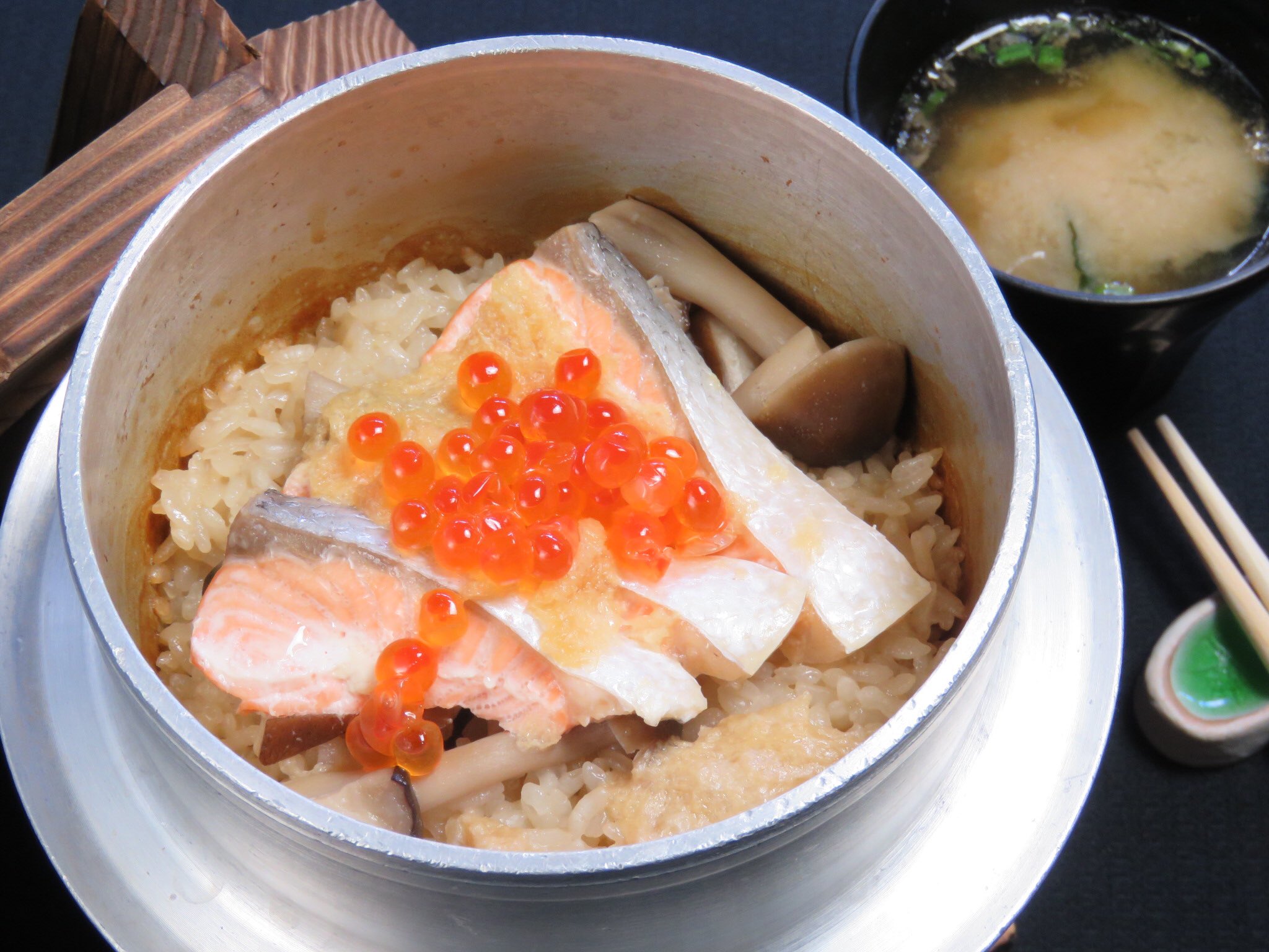東道後のそらともり 愛媛 道後温泉 On Twitter 鮭とイクラの親子釜飯 炊き立ての釜飯にイクラをかけて召し上がっていただきます 来週から始まる冬メニュー 湯気まで美味しい 自信作ばかり 是非 ご賞味ください レストランだけの利用もok 12月から
