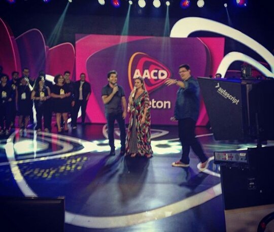 forumeplay's tweet photo. E não poderia faltar o padrinho da campanha, o cantor @Daniel! (E esse vestido, Eliana? 🙈). #Teleton2015, no SBT https://t.co/pW7BVA1mPN https://t.co/CgZDdSO0JW