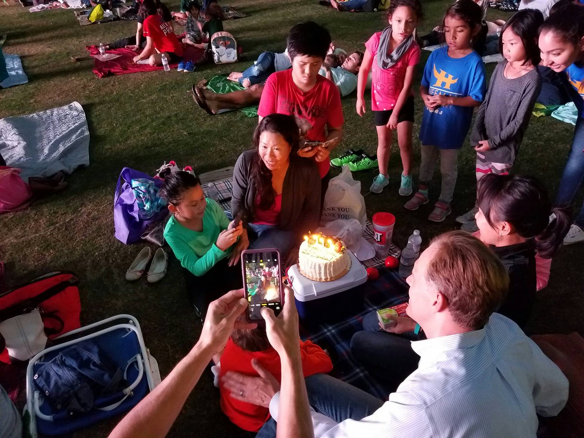 TheDallasOpera's tweet photo. Celebrations with @KlydeWarrenPark at the #tdosimulcast Happy B-Day! https://t.co/vaTgZyAvxm