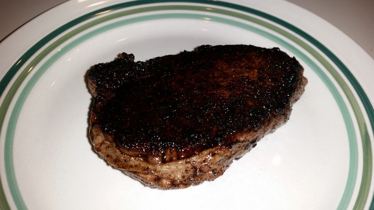 PlurisBestia's tweet photo. #fridayfilet Prime beef from Costco cooked rare. I only like the prime beef this rare. #meltsinyourmouth https://t.co/ZArINPLtGk