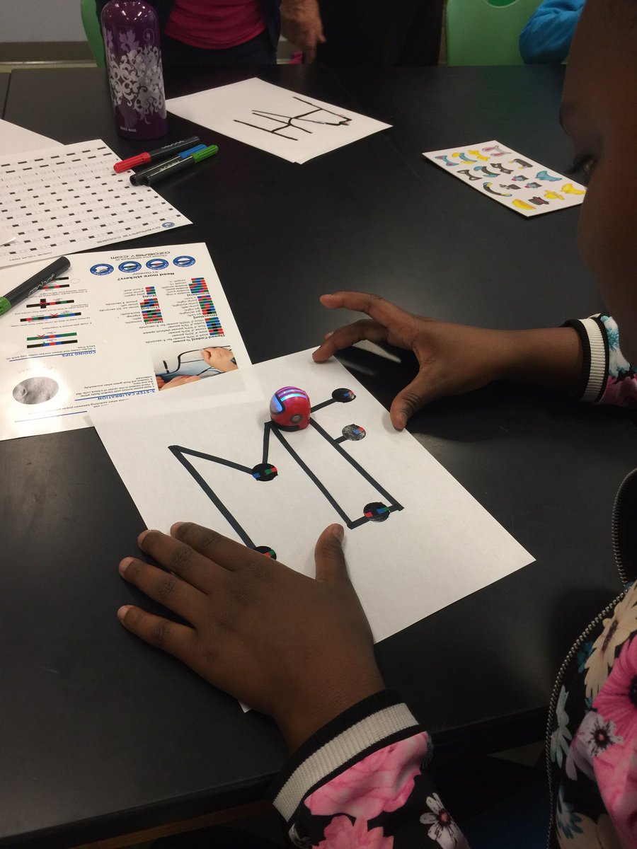 AsMcYi7's tweet image. @OZOBOT - creating epic mazes &amp;amp; started storytelling with our favorite 📚 titles! The students had such a good time! #interdisciplinarywork