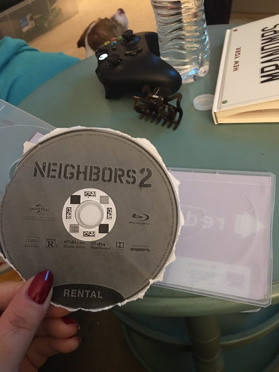 alyssaSimonin's tweet photo. Hey @redbox thanks for this round piece of paper, heard it has great reviews #Boo #NotPayingForThis https://t.co/TzKv65hccX