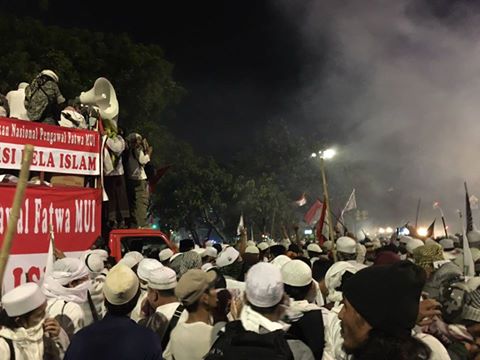 DOR!! Kericuhan Pecah di Depan Istana dlvr.it/MbYTQD