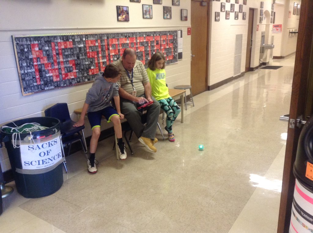 N Glendale principal @benben_todd teaching kids how to use iPad write code for a <a href="/Sphero/">Sphero</a> -very cool!  <a href="/kwoodschools/">Kirkwood School Dist</a>