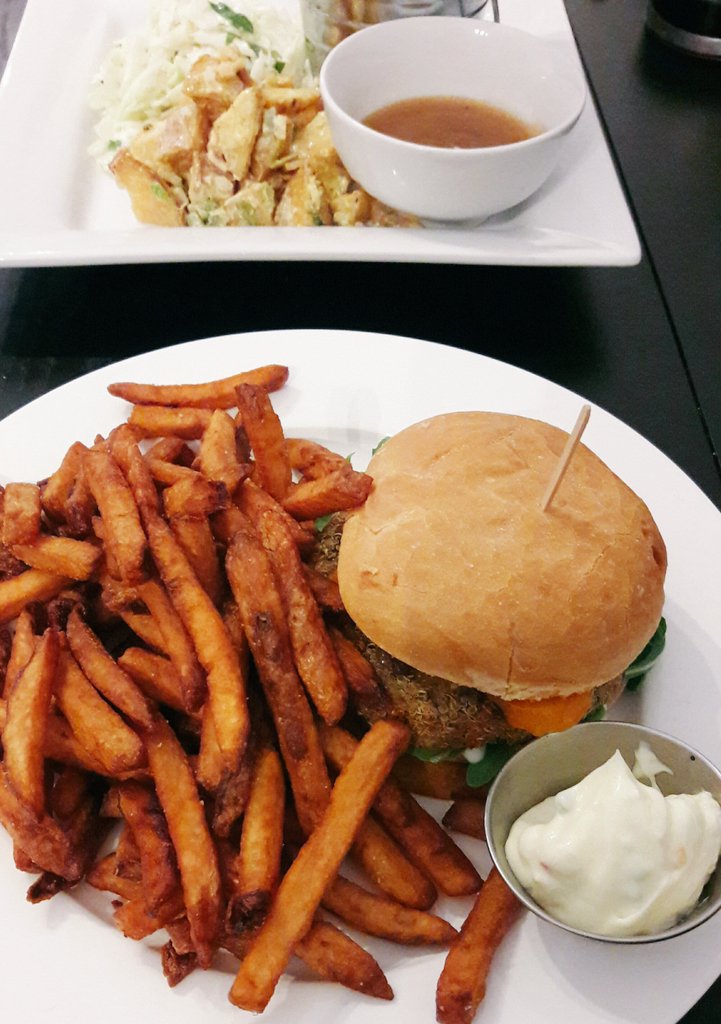 Le fameux #burger #végé du #pointsansg ! Un délice ! A consommer sans modération.