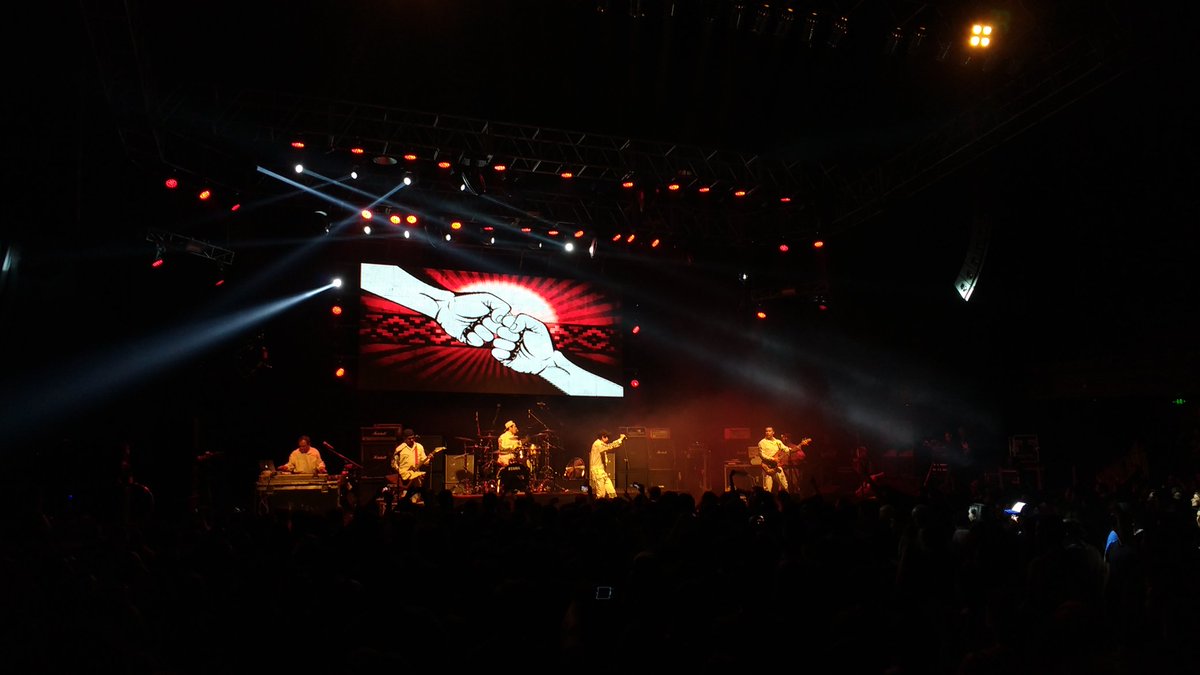 eventomedido's tweet image. Todos contra el muro! @BandaSinergia empezó con todo en los #BBS25