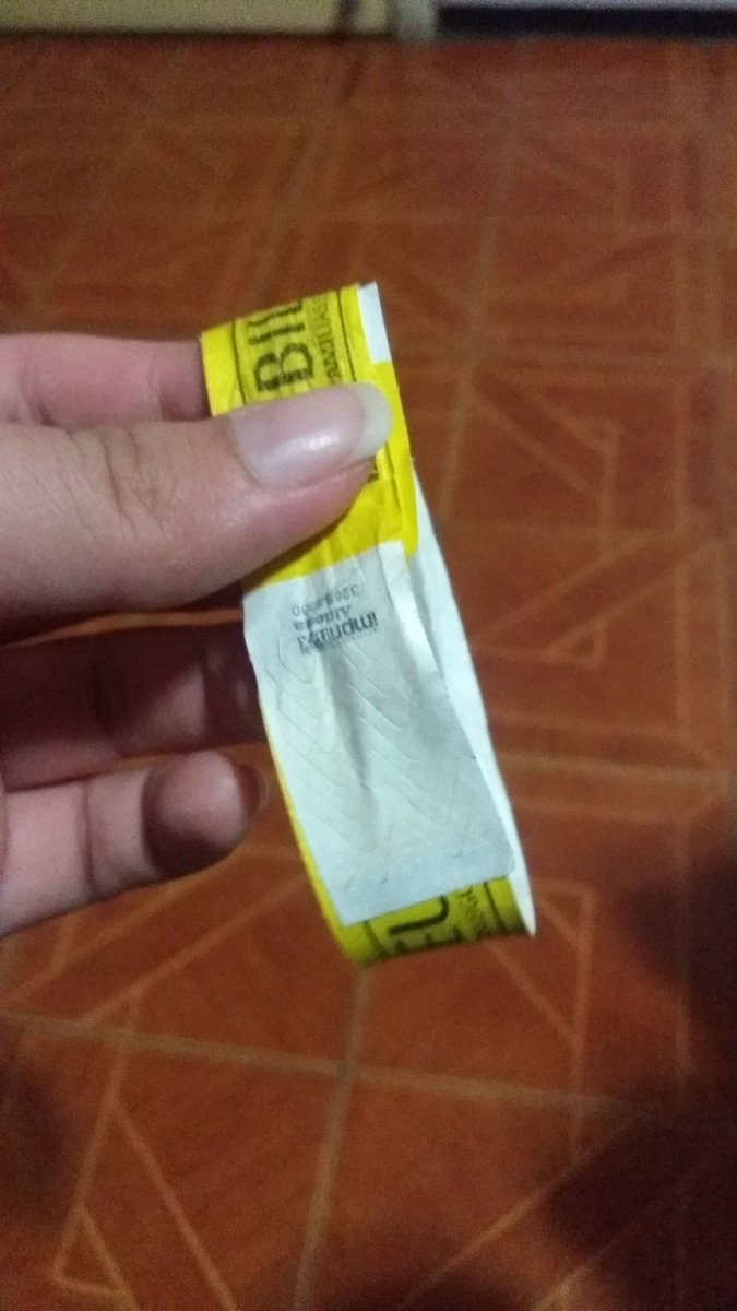 NaraALopes_'s tweet photo. #Liberdade é tirar uma pulseira de evento do pulso https://t.co/yc4LqVLWcf