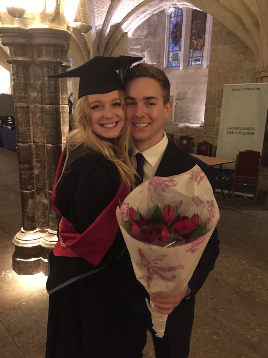 maddiecutter's tweet photo. HAPPEH GRADUATION CLASS O 2012 🎓#GuildhallGrad2016 https://t.co/2pUkg5CvuZ