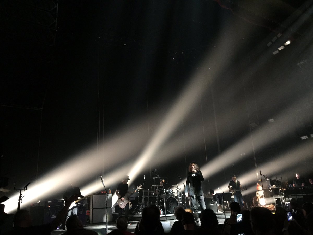 And we're off... #Philly1 <a href="/templeofthedog/">Temple of the Dog</a>