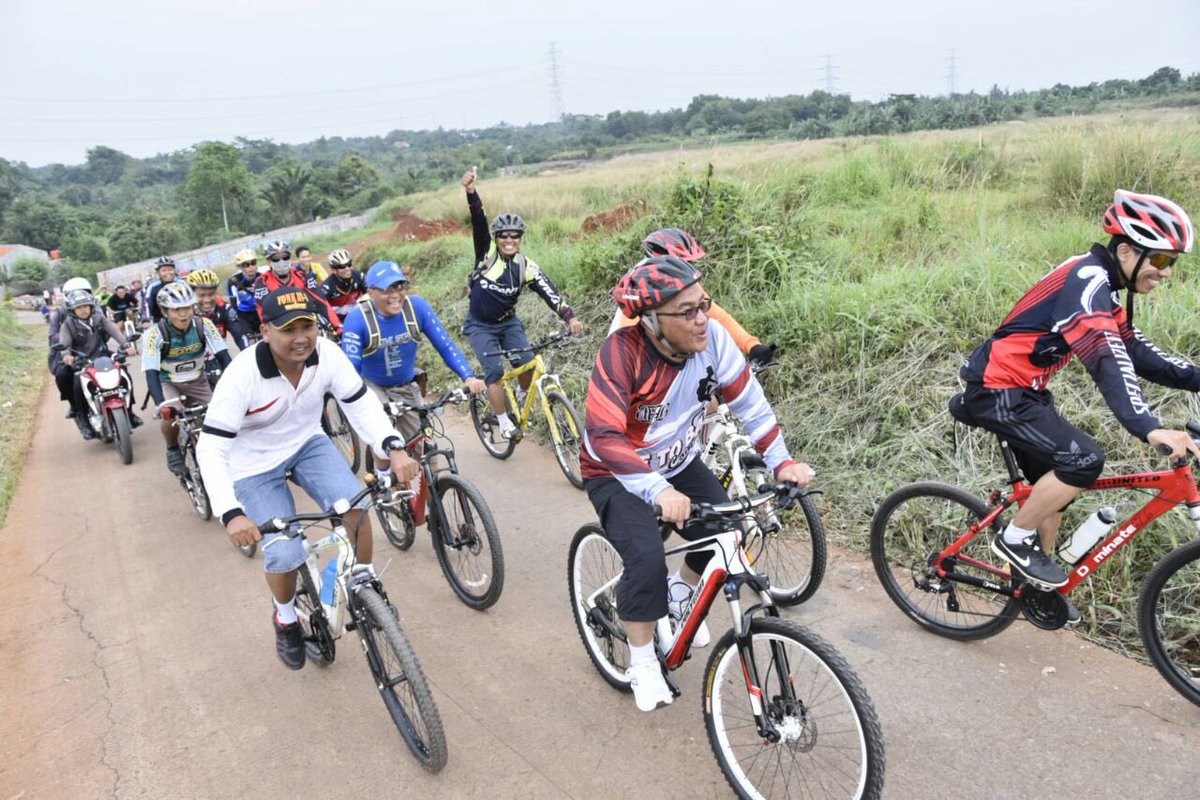 KH <a href="/IdrisAShomad/">Mohammad Idris</a> bersama peserta Fun Bike 2016 bersepeda dari Situ Pengasinan menuju Pemkot Depok dalam rangkaian kegiatan Gebyar PBB 2016
