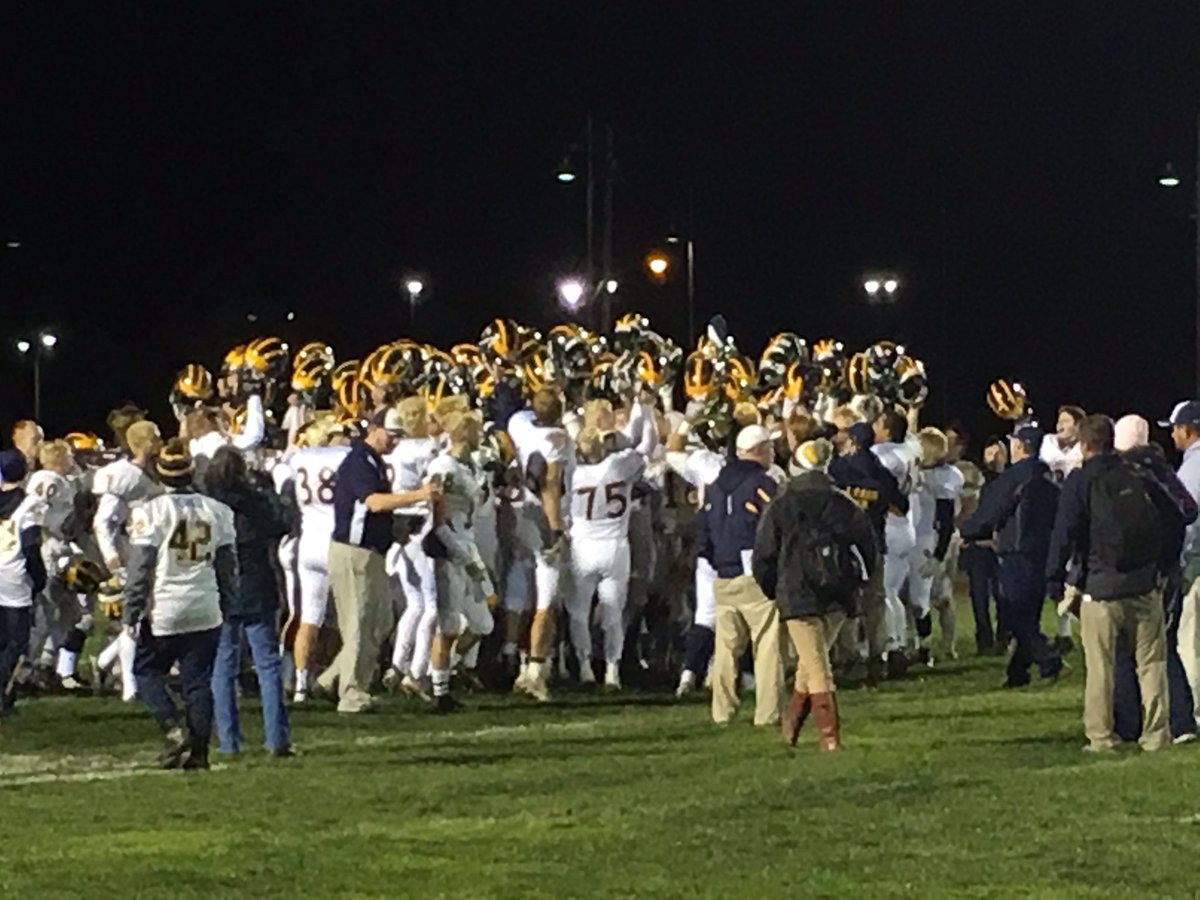 Congratulations #Wolves!! Division 1 champs!! 31-14 #ClarkstonFootball <a href="/ClarkstonWolves/">Clarkston Wolves Football</a> @CtownAthSec