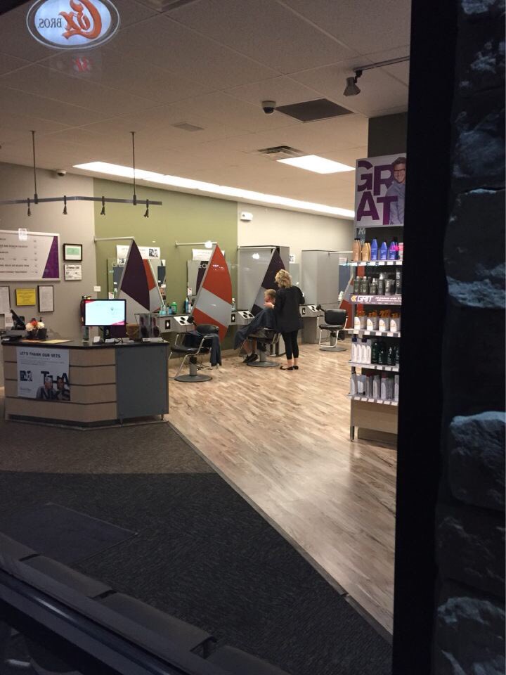 denversourdough's tweet photo. Freshman John Sabin getting a quick trim on the ride in #sourdough #denver #makemefaster #roadtoMLC #mile498 https://t.co/KPzmNvyiDY