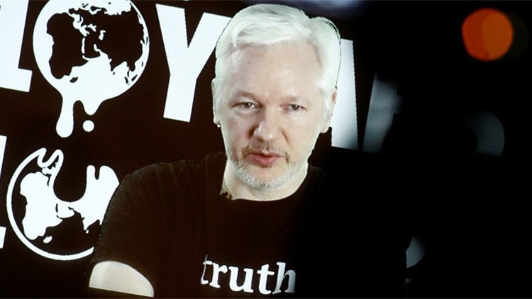 ActualidadRT's tweet photo. Assange: Los países promotores del Estado Islámico patrocinan la Fundación Clinton https://t.co/omzRuw1LJw https://t.co/rN56Efh5LK