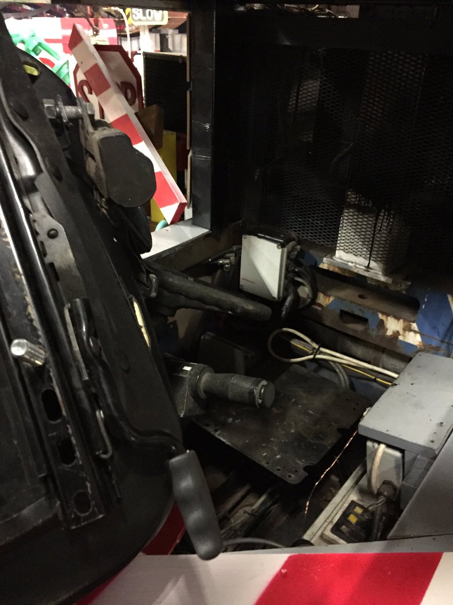SimonMaler's tweet photo. 2.10 in the morning and now had to take out the drivers seat #LEAKKKK https://t.co/TIbDSZPSTq