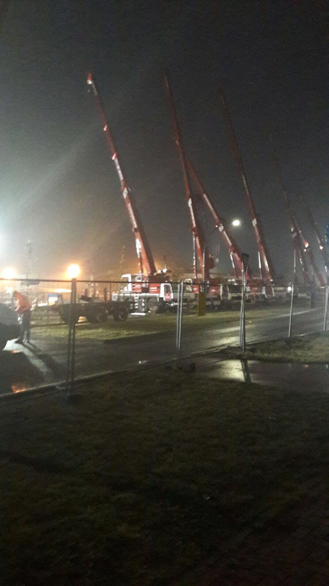 Spectaculair gezicht! 28 kranen bij boring onder Twentekanaal <a href="/Warmtenet/">Warmtenet Hengelo</a> <a href="/gemeentehengelo/">Gemeente Hengelo</a>