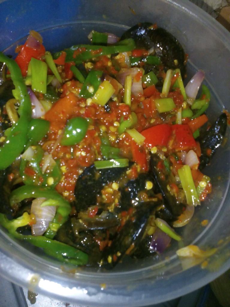 finegurl's tweet photo. Gd morning. This is what I do now.  I make peppered snails, chicken wings, gizzard, peppered ẹja kíkà(fish) nmoi moi. Pick up n delivery. https://t.co/JZafNmZim1
