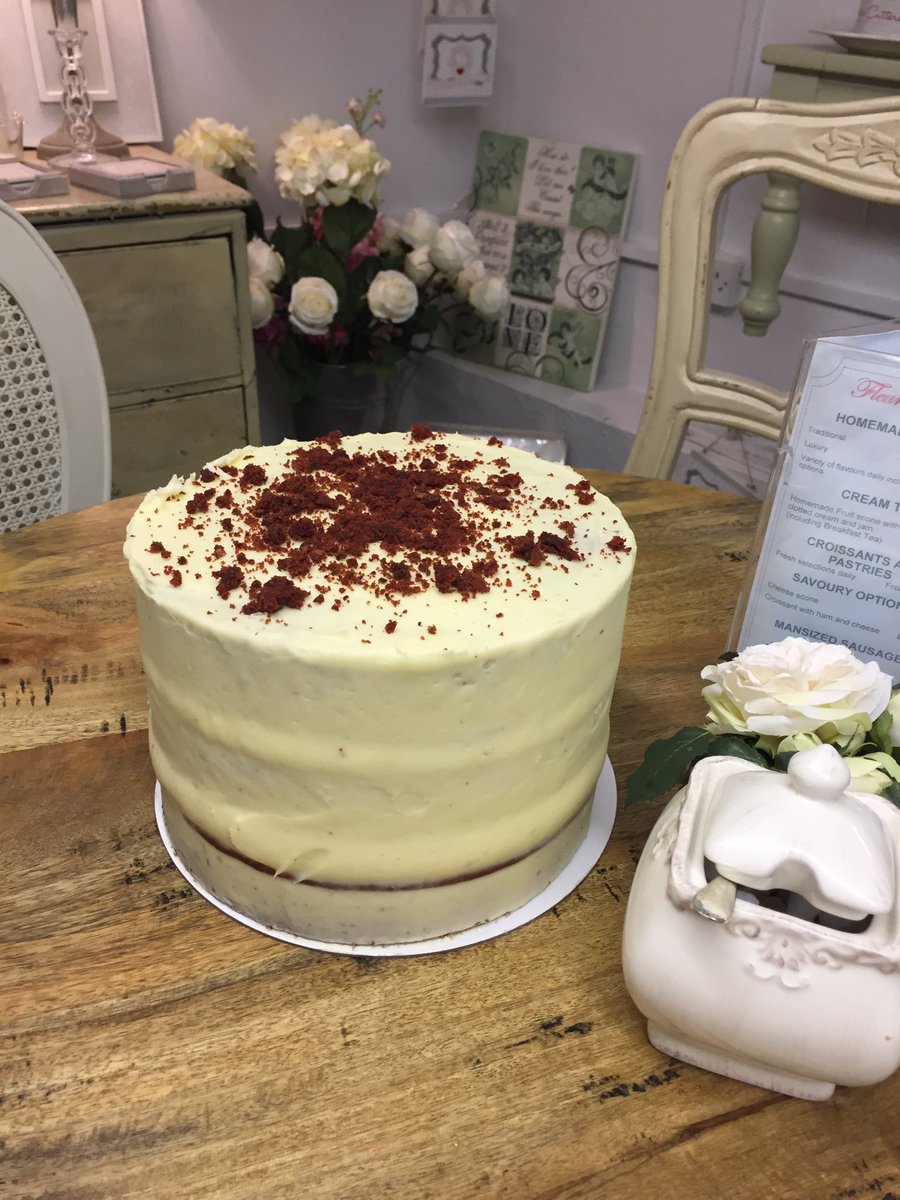 fleur_dethe's tweet photo. New flavour alert Red velvet with white chocolate buttercream https://t.co/nwWQp7P44O
