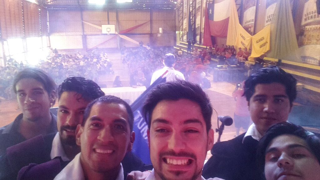 tunaunap's tweet photo. Preparándonos para salir al escenario #tuna #unap #gorditosybonitos #recienbañados #perfumaditos https://t.co/aNLChbzuH8