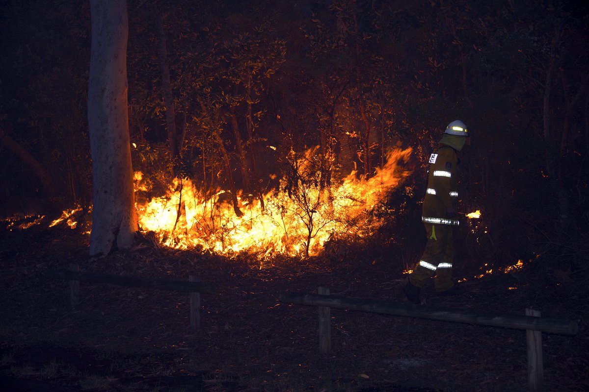 jessmclifford's tweet photo. Great shots of the #Callala Beach #fires by resident Garry Clarke. https://t.co/9o6rJCEnXi