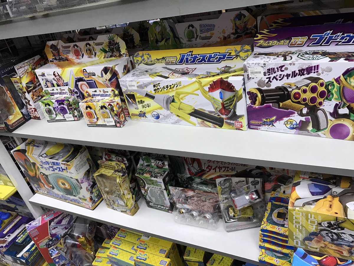 津下ヒロヤ در توییتر 台湾のおもちゃ屋おもしれー 鎧武のよく見るとプレート無かったりスイッチの形違ったりでパチモンっぽいしロボタックの おもちゃが売ってたりする