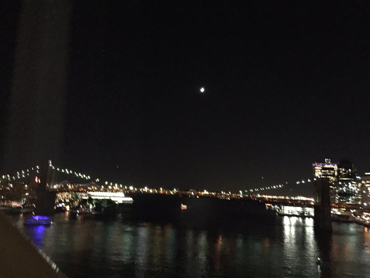 deleincarolina1's tweet photo. Waoo the Brookling bridge is so wonderful it's used to transportation #cometothis https://t.co/lpp0u6Khxf