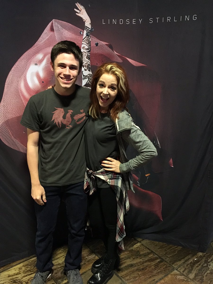 FizzyCrown8593's tweet photo. LIFE GOAL HAS BEEN MADE! I FINALLY MET MY IDOL AFTER FOUR YEARS! ALSO, @LindseyStirling WAS SO NICE! AHHHH! https://t.co/dP1Elq8Wdy