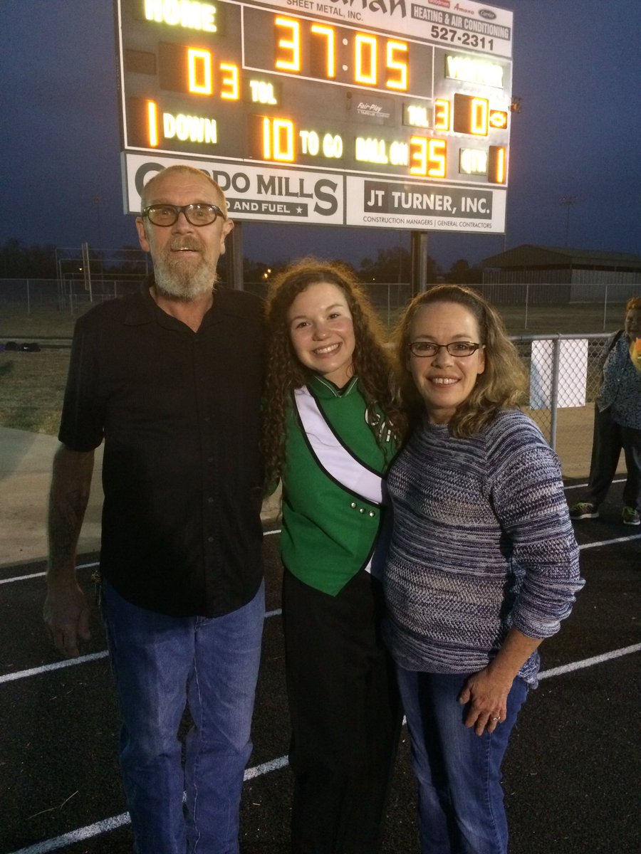 SarahReagan's tweet photo. Plumes, Dinkles, & Bibbers, Oh My! π± #SeniorNight #HumanThrone https://t.co/FXtDSVUtHu