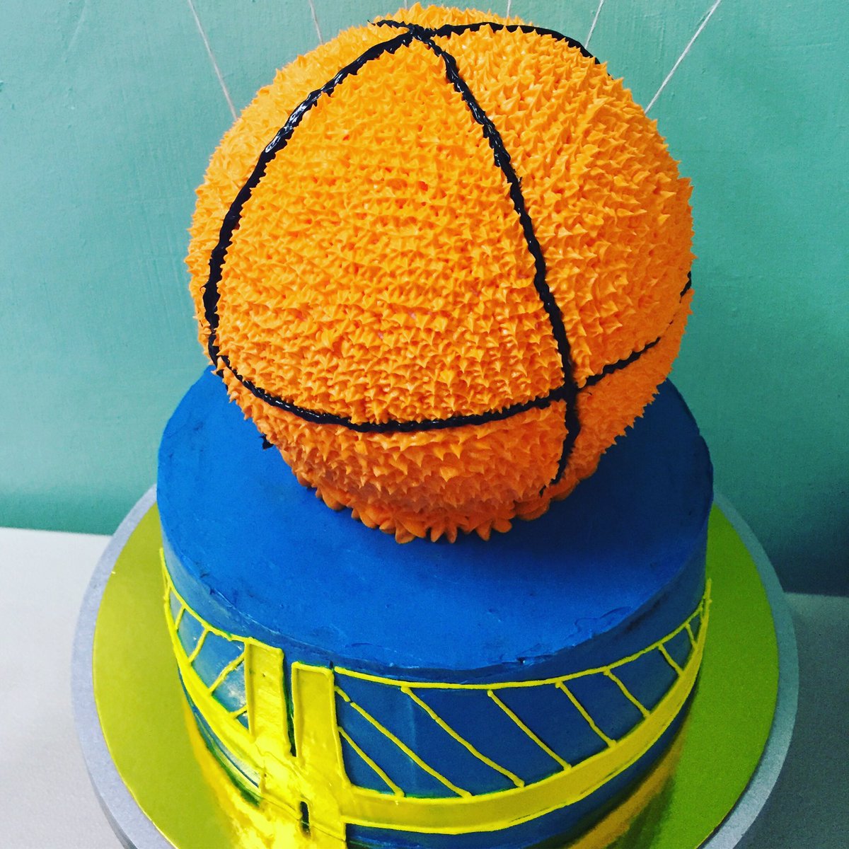 krendification's tweet photo. Not bad for the beginner.. #softicing #mochacake #cakelover #gsw #krendification https://t.co/oI4Ov2mo3X