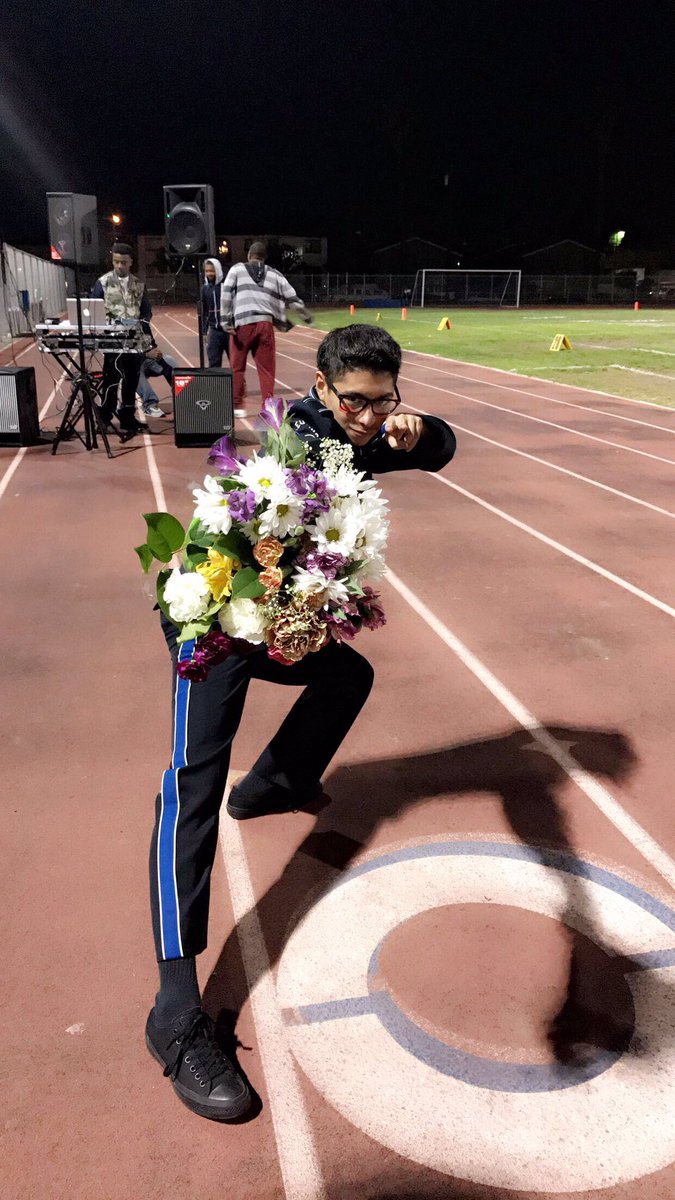 Cee_Lows16's tweet photo. Band Seniors! โค๏ธ
Love these people so much!
#SinceFreshmanYear #9/8 #BestSeniors #Only4Seniors #OGMEMBERS #MonkeyLick #AtTempo #Vesuvius https://t.co/1xuJVfxFqd