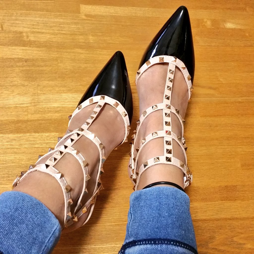 IR0046123's tweet photo. 最近また買い付けを仕事にしたい願望😂👏
試しで買ってみた👠💕
履きやすい〜♥
イロチで更に仕入れよ〜😚👠❤
#shoes #pumps #ヒール #パンプス #スタッズパンプス #getitem #cute https://t.co/2FNFKriXeF