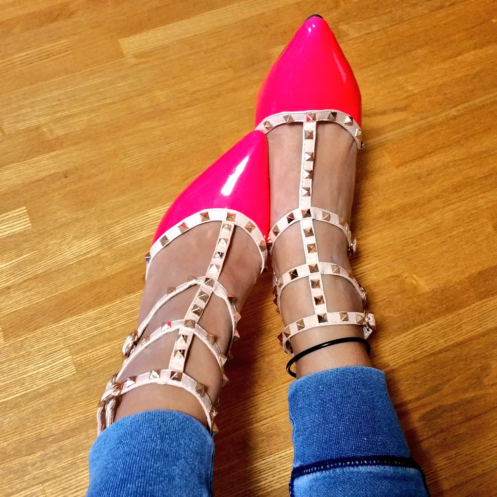 IR0046123's tweet photo. 最近また買い付けを仕事にしたい願望😂👏
試しで買ってみた👠💕
履きやすい〜♥
イロチで更に仕入れよ〜😚👠❤
#shoes #pumps #ヒール #パンプス #スタッズパンプス #getitem #cute https://t.co/2FNFKriXeF