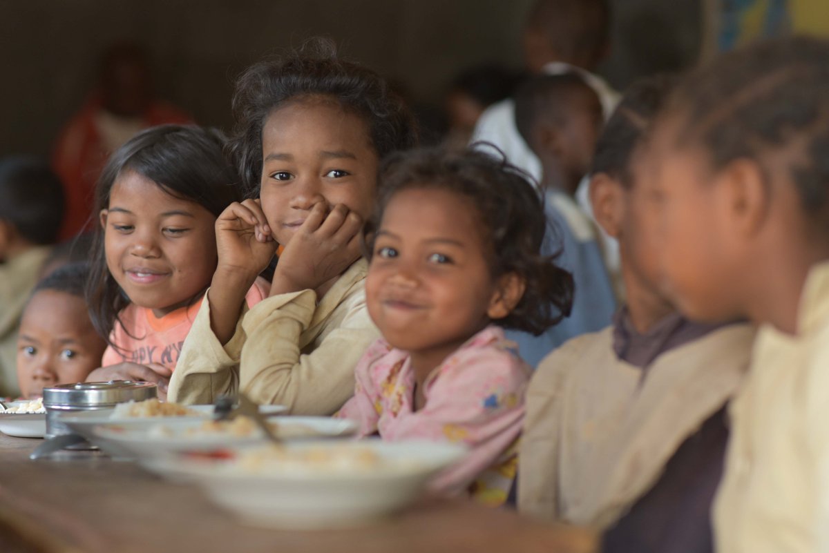 Les cantines scolaires, un des moyens efficaces pour la rétention dans le système éducatif education.gov.mg/cantine-scolai…
(c) ComMen/Novembre2016