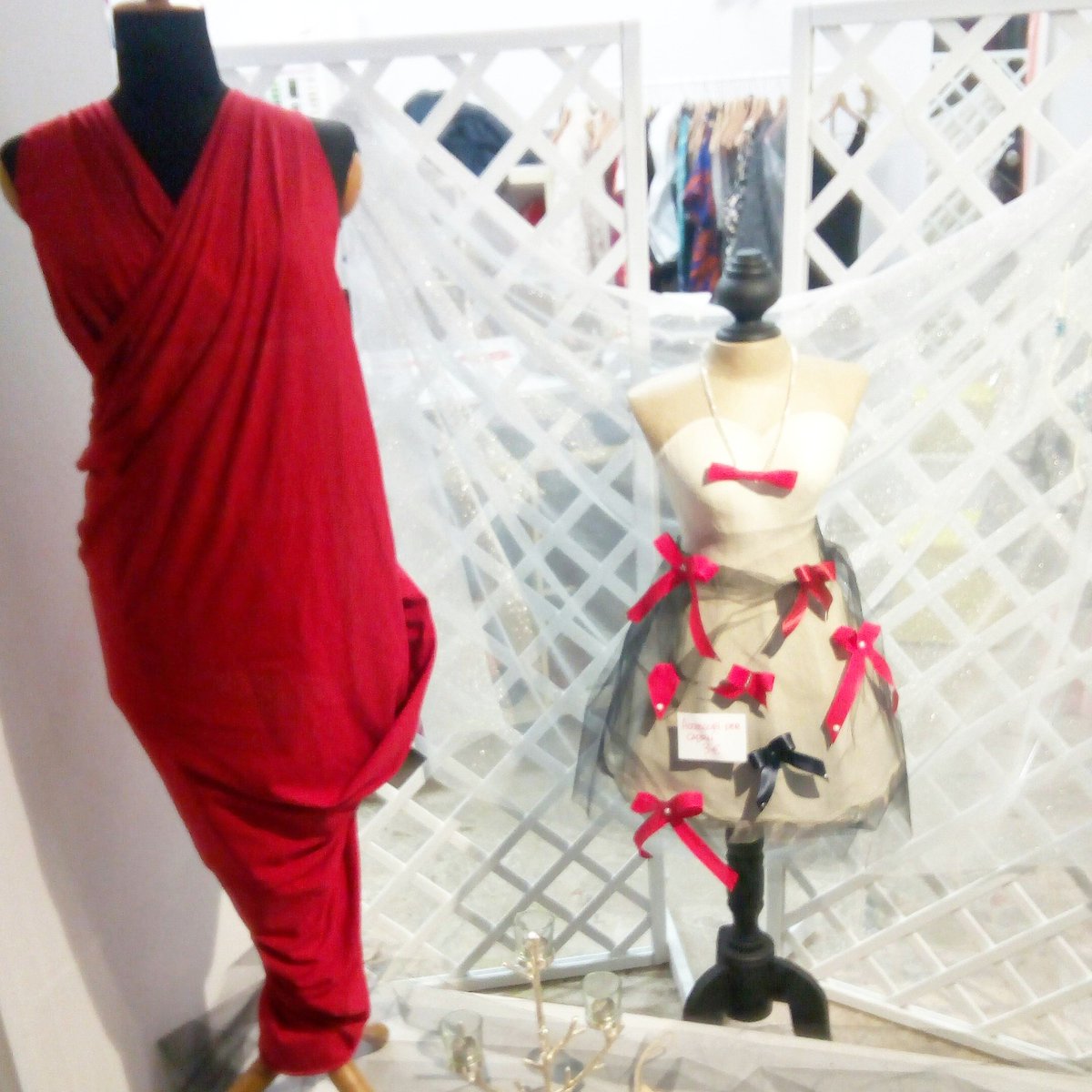 VDepedri's tweet photo. Vetrina tutta in rosso #instantfashion #red #magicabulasartoria https://t.co/S1RUFwRWZe