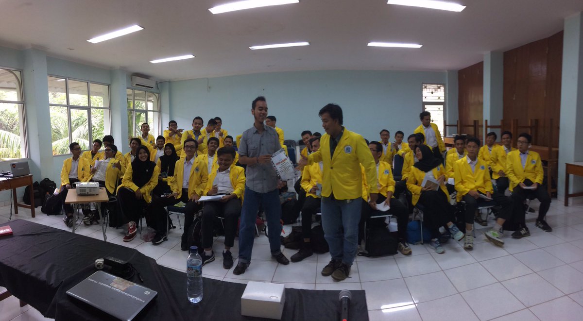 [LIVE REPORT]

Pemberian kenang-kenangan dari PO PMO 2016 kepada pembicara materi kedua

#PMO2K16