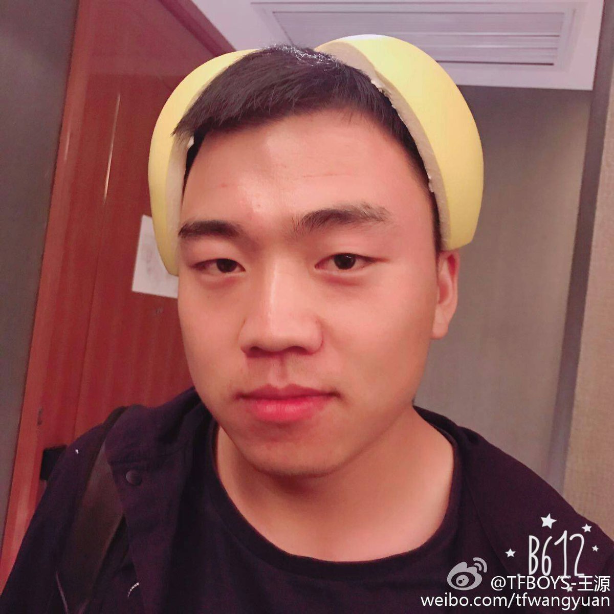 TFBOYS_TFGlobal's tweet photo. 20161105 #TFBOYS Roy Wang Yuan Weibo Translation

Traditional Chinese
助理內心是崩潰的

English
I got my assistant a nervous breakdown. https://t.co/IkWE0D0BJU