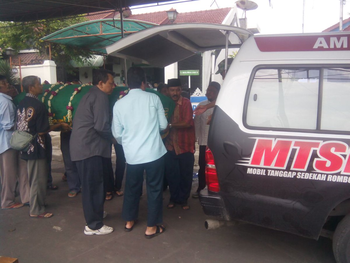 SunnahKu's tweet photo. MTSR membantu pemakaman Bapak Murdeni (78th) dari Perum Griya Prima Klaten #SRJogja @SRbergerak https://t.co/osJ9oxNJjH