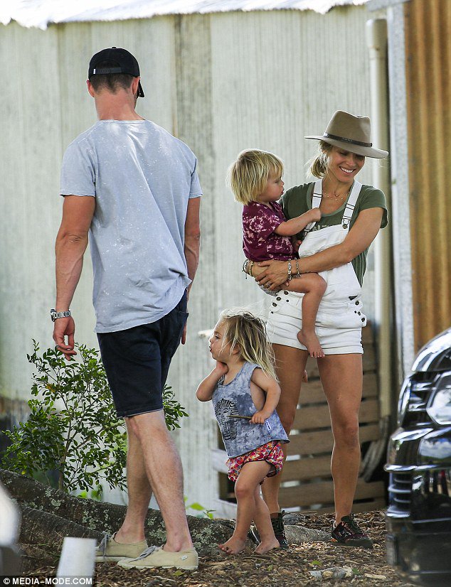 HemsPataky_Kids's tweet photo. Chris Hemsworth &amp; Elsa Pataky with the kids family time near their home in Byron Bay. https://t.co/JJrfDxV70b via @DailyMailCeleb https://t.co/tFLRr9dcT4
