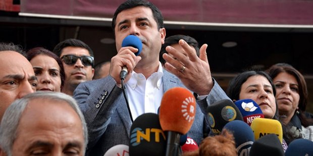 medyafaresi's tweet photo. Fethullahçıların siyasi bağlantılarına dokunulmazken HDP'liler tutuklanıyor - https://t.co/Agzt3lqzzI https://t.co/TTNM4XFroM