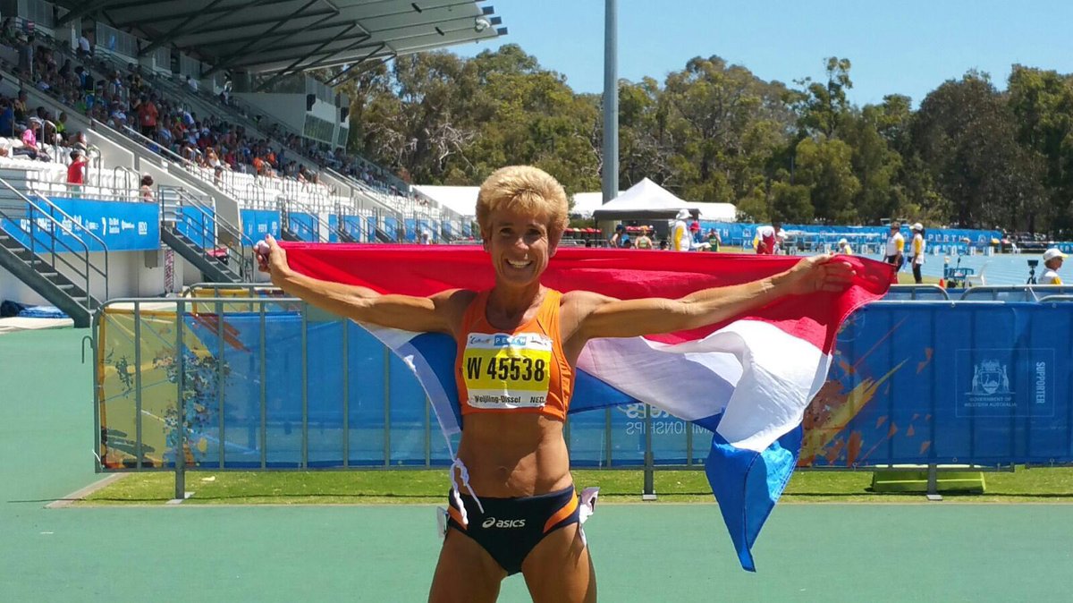 Nicole Weijling-Dissel haalt er in Perth uit wat erin zit. Twee keer solo naar de streep op de 800 en 1500 in de klasse W45.