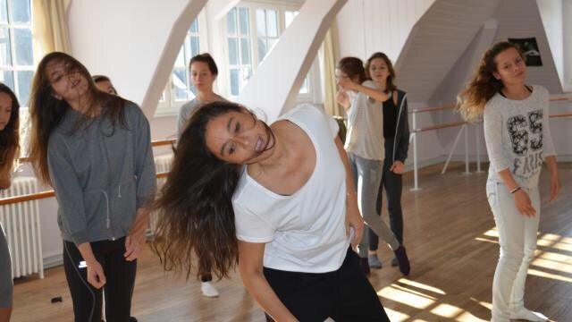 Michaelquernez's tweet photo. #Quimperlé. Des petits rats sur scène avec #RedCardell | via @ouestfrance https://t.co/LlHQIGuFw7 https://t.co/Q7DQhnGRzg