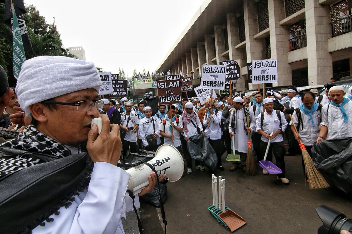 aagym's tweet photo. 1500 an santri Dan jamaah dt Dari bdg jkt, dalam aksi damai kemarin, tak panas Dan tak hujan,semoga jadi amal soleh https://t.co/B4KQ3RgpPJ