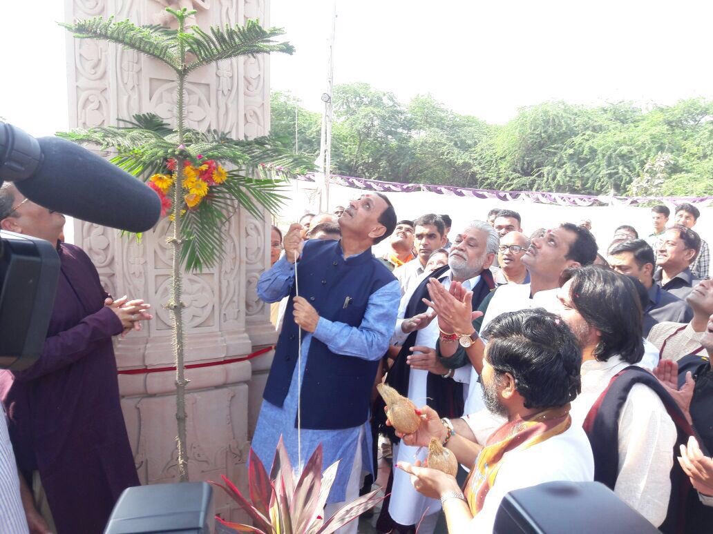 કચ્છ જિલ્લાના માંડવી ખાતે માંડવી-બીચ રોડ પર નવનિર્મિત "શ્રી અનંત દવે" દ્વારનું લોકાર્પણ કર્યું હતું.