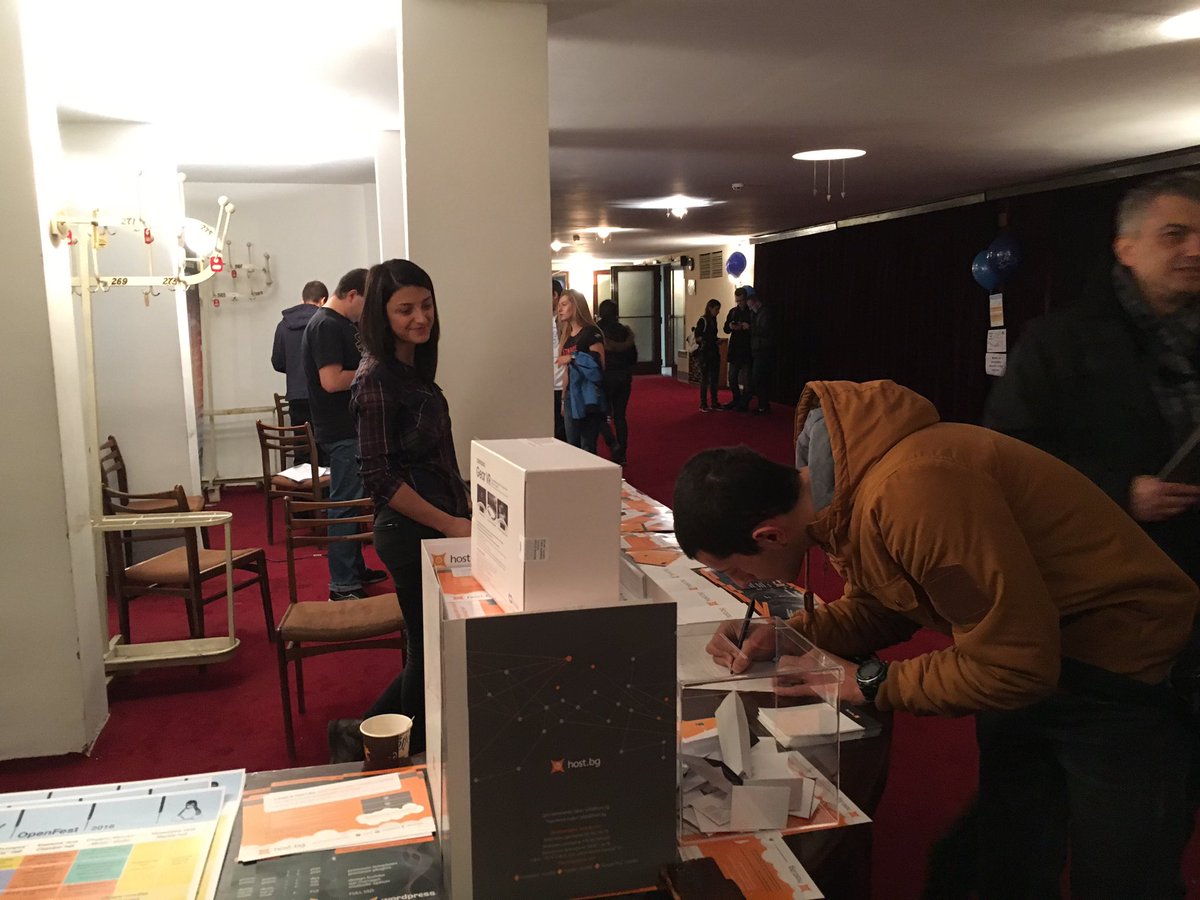 HostBG's tweet photo. #OpenFest2016 започна и #hostbg раздава подаръци https://t.co/ttNTtBlwMF