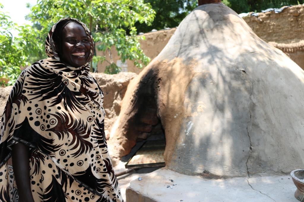 LwfChad's tweet photo. #TogetherinHope +half pop live on less $1/Day in #Chad.Thx @UnhcrTchad LWF gave small loan 2 Alima, now woman #refugee sell bread &amp;get $35/D https://t.co/oAdQCA9C1c