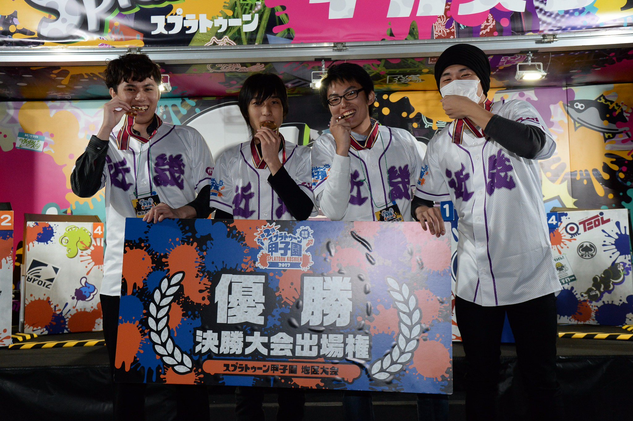 Splatoon スプラトゥーン 第2回スプラトゥーン甲子園近畿地区大会優勝は スピコラお手上げ侍 に決定した 会場の盛り上がりは今大会一であっただろう ありがとう そして おめでとう 近畿地区からは準優勝の しっこく も全国大会に参加する Splatoon スプラトゥーン 第2回スプラトゥーン甲子園近畿地区大会優勝は スピコラお手上げ侍 に決定した 会場の盛り上がりは今大会一であっただろう ありがとう そして おめでとう 近畿地区からは準優勝の しっこく も全国大会に参加する