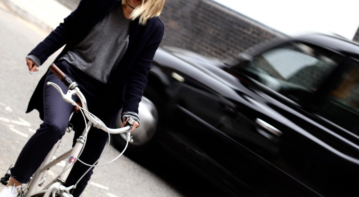 alicewithalex's tweet photo. A great post to read on @Velondonista's blog! She's wearing our trousers for elegant urban cyclists! https://t.co/uSvLHSc1Ql #cyclechic https://t.co/IHG7VjNlPU
