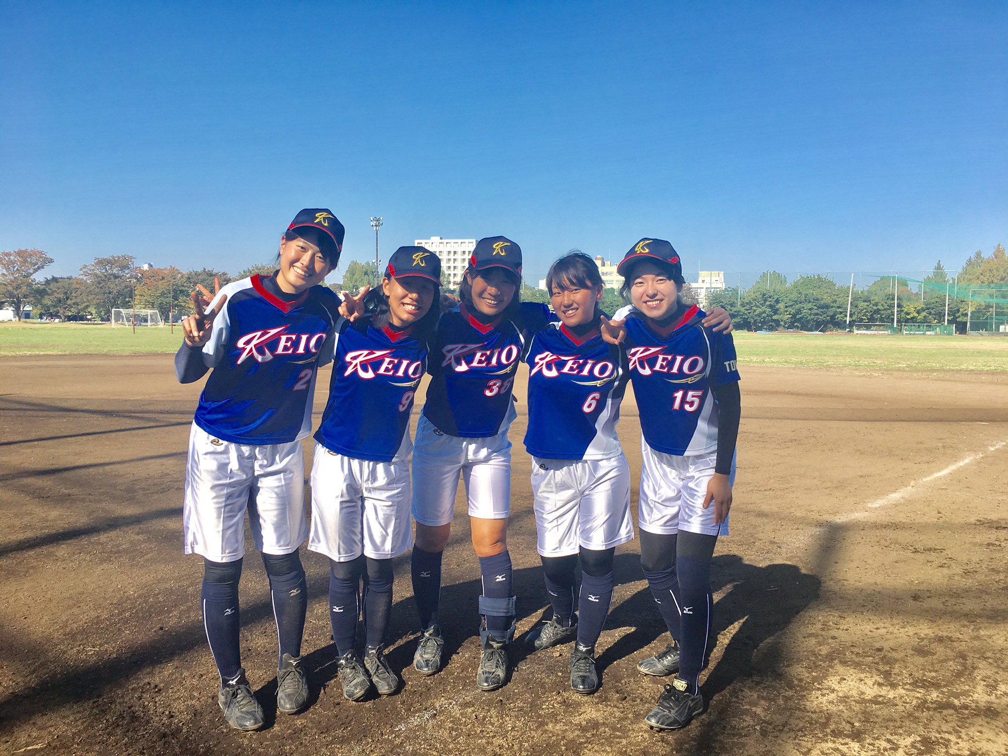慶應義塾大学女子ソフトボール部 Keio Girlssoft 訂正します 一枚目の写真は 右側が埼玉大学さんで左側が慶應大学です 失礼致しました Twitter