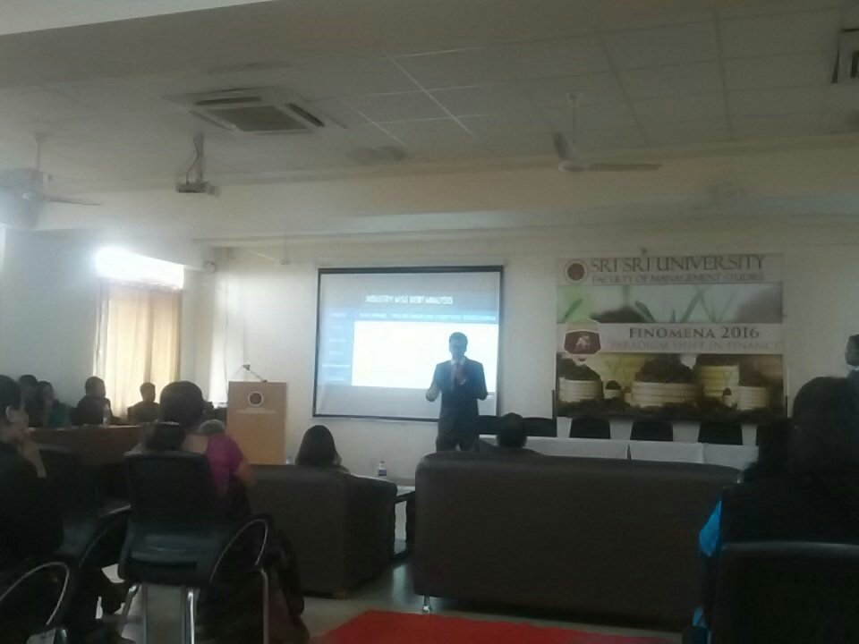Bharatmohta5's tweet photo. Unearthing the debt trap and coming out of it with @PulkitPMittal & @MananSachdeva @SriSriU #Finomena16 https://t.co/EP9r0e7ujJ